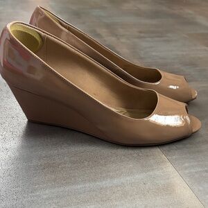 Predictions Shiny Tan Peep-Toe Wedges